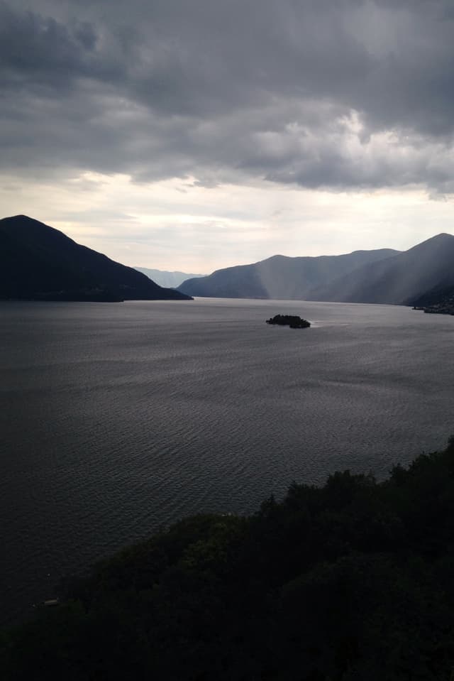 Brissago-Inseln unter dicken Wolken. Brissago-Inseln unter dicken Wolken.