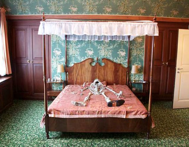 Skelett in Himmelbett liegend Skelett in Himmelbett liegend