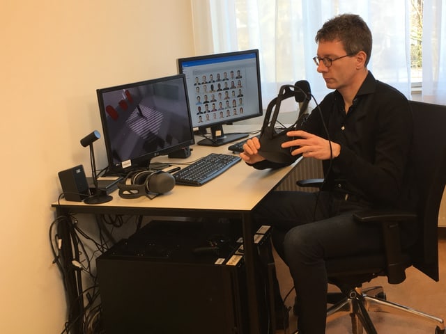 Wim Veling mit der VR-Brille Wim Veling mit der VR-Brille