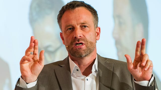 Spillmann hebt die Finger. Spillmann hebt die Finger.