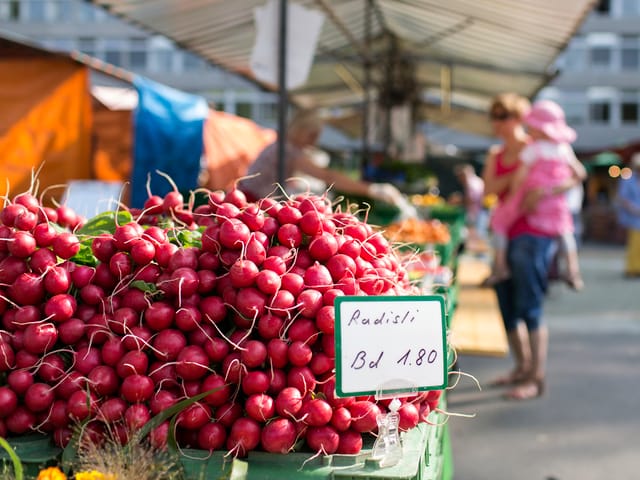 Radiesli-Preis an einem Marktstand.