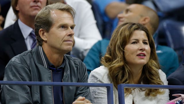 Stefan Edberg (links) und Mirka Federer (rechts) mit konzentriertem Blick