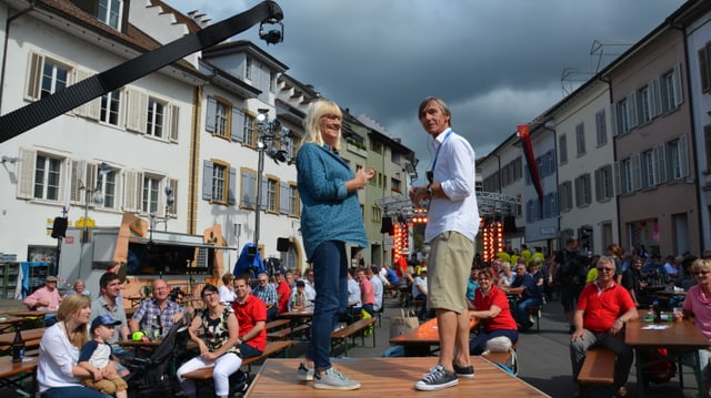 Aufnahmeleiter und eine Statistin bei den Proben.