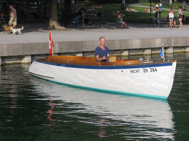 Motorboot vor Quaimauer Motorboot vor Quaimauer
