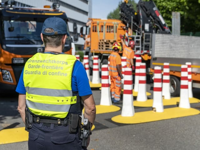 Die Strassensperren an der Grenze zu Frankreich werden entfernt an der Hueningerstrasse in Basel.