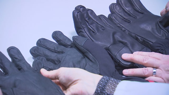 Winterhandschuhe im Schnee Winterhandschuhe im Schnee