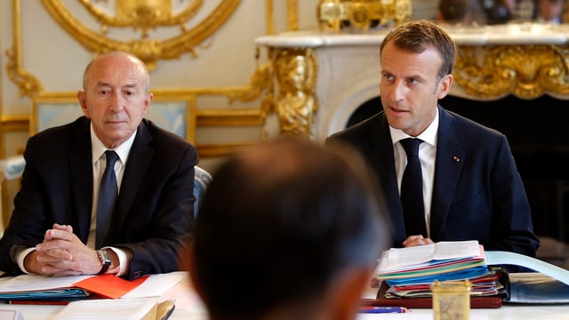 Gérard Collomb und Emmanuel Macron sitzen an einem Tisch Gérard Collomb und Emmanuel Macron sitzen an einem Tisch