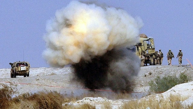 Eine Minenexplosion auf einer kargen Landschaft. Eine Minenexplosion auf einer kargen Landschaft.