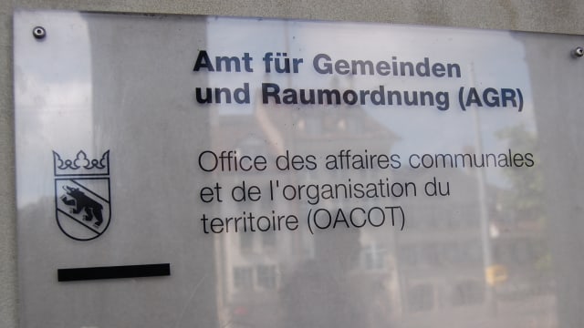 Tafel vor dem Eingang des Amtes für Gemeinden und Raumordnung des Kantons Bern. Tafel vor dem Eingang des Amtes für Gemeinden und Raumordnung des Kantons Bern.