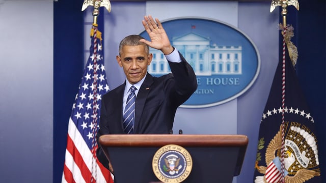Winkender Obama bei seiner letzten Medienkonferenz im Weissen Haus Winkender Obama bei seiner letzten Medienkonferenz im Weissen Haus