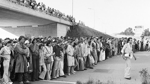 Schwarz-weiss-Bild von demonstrierenden Menschen Schwarz-weiss-Bild von demonstrierenden Menschen