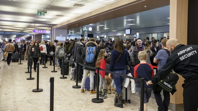 Passagiere warten auf ihre Abfertigung Passagiere warten auf ihre Abfertigung