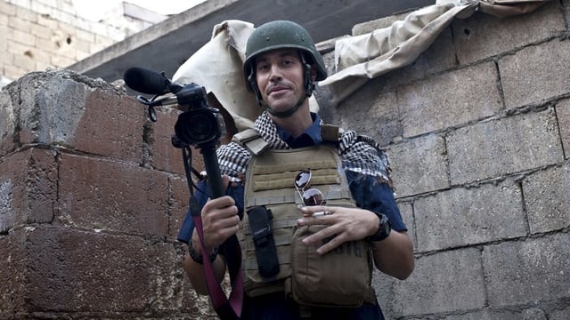 James Foley mit Kamera und Schutzanzug. James Foley mit Kamera und Schutzanzug.