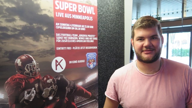 Dominique Widmer vor dem Super Bowl Plakat Dominique Widmer vor dem Super Bowl Plakat