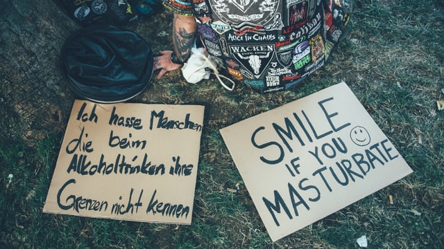 «Smile if you masturbate»: Wieviele bekommen wohl rote Bäckchen beim Anschauen dieses Schildes? «Smile if you masturbate»: Wieviele bekommen wohl rote Bäckchen beim Anschauen dieses Schildes?