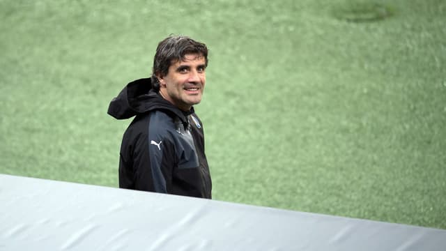 Zoran Mamic schreitet auf den Rasen und lacht. Zoran Mamic schreitet auf den Rasen und lacht.