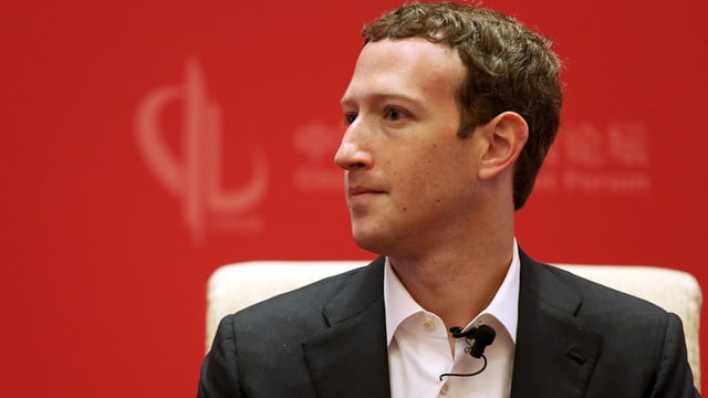 Mark Zuckerberg vor rotem Hintergrund Mark Zuckerberg vor rotem Hintergrund