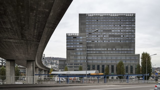 Grosses, eckiges, graues Gebäude. Grosses, eckiges, graues Gebäude.