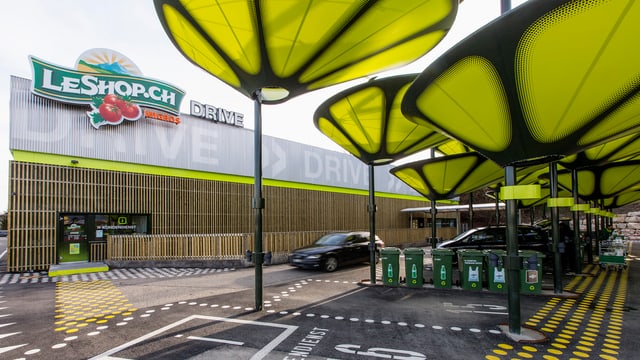 LeShop-Laden in Lyss, Lagergebäude mit Parkplätzen, wo die Autos beladen werden. LeShop-Laden in Lyss, Lagergebäude mit Parkplätzen, wo die Autos beladen werden.