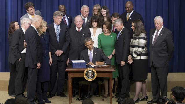 Biden (links) bei der Unterzeichnung des 21st Century Cures Acts 2016, einem Hilfsprogramm für das US-Gesundheitswesen. Biden (links) bei der Unterzeichnung des 21st Century Cures Acts 2016, einem Hilfsprogramm für das US-Gesundheitswesen.