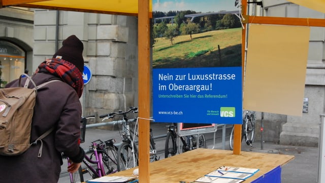 Abstimmungsstand des Referendumskomitees gegen die Umfahrung Aarwangen. Abstimmungsstand des Referendumskomitees gegen die Umfahrung Aarwangen.