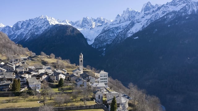 Der Bundesrat muss alle vier Jahre einen Aktionsplan für das Berggebiet vorlegen. Im Bild ist das Dorf Solgio im Kanton Graubünden. Der Bundesrat muss alle vier Jahre einen Aktionsplan für das Berggebiet vorlegen. Im Bild ist das Dorf Solgio im Kanton Graubünden.