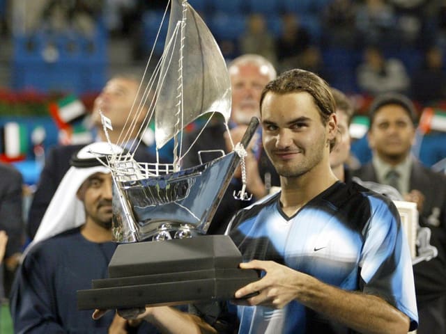 Noch etwas schüchtern präsentiert Roger Federer vor 12 Jahren die Dubai-Trophäe. 