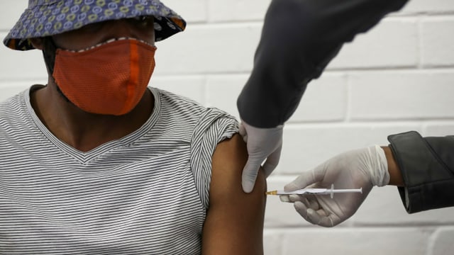 Südafrikaner lässt sich impfen.