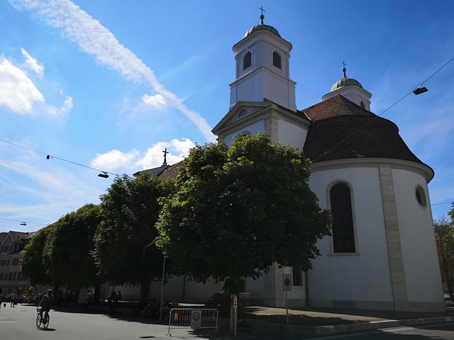 Kirche mit zwei Türmeb. Blauer Himmel. Kirche mit zwei Türmeb. Blauer Himmel.