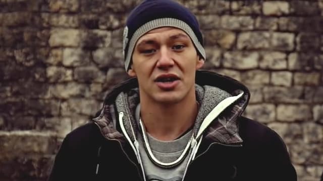 Rapper steht vor Wand und posiert. Rapper steht vor Wand und posiert.