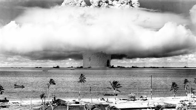 1946 hat die US-Regierung zum ersten Mal Atombomben auf dem Bikini-Atoll im Pazifik getestet. 1946 hat die US-Regierung zum ersten Mal Atombomben auf dem Bikini-Atoll im Pazifik getestet.