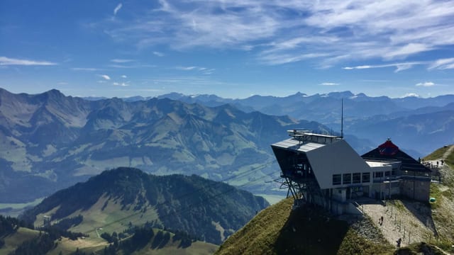 Blick auf die Bergstation der Bahn am Moléson und dahinter das Bergpanorama. Blick auf die Bergstation der Bahn am Moléson und dahinter das Bergpanorama.