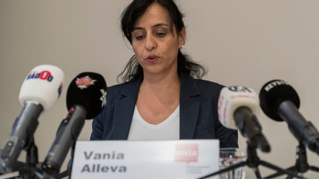 Vania Alleva an der Medienkonferenz, mehrere Mikrofone vor ihr. Vania Alleva an der Medienkonferenz, mehrere Mikrofone vor ihr.