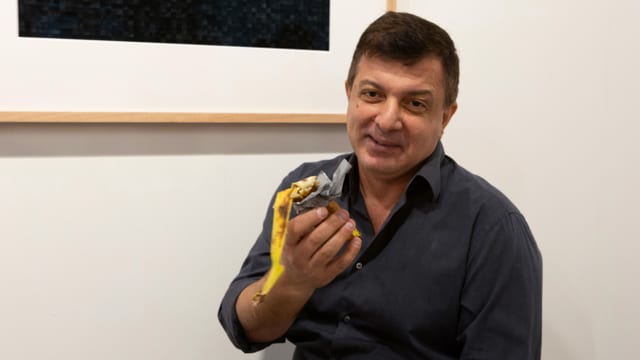 Mann hält Banane Mann hält Banane