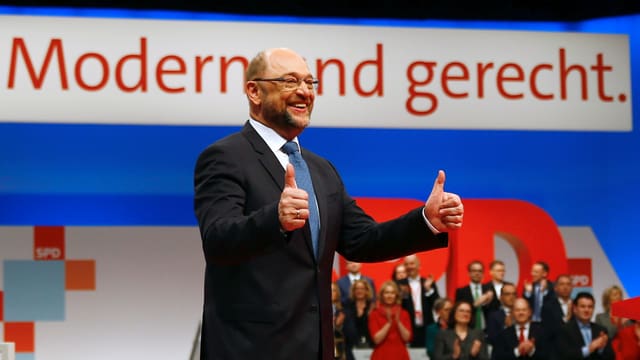Martin Schulz mit Daumen hoch am Parteitag. Martin Schulz mit Daumen hoch am Parteitag.