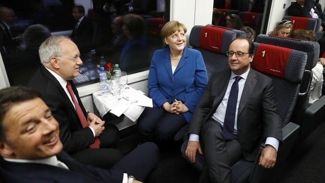 Johann Schneider-Ammann (zweiter von links) mit Bundeskanzlerin Angela Merkel, Staatspräsident François Hollande und Premierminister Matteo Renzi im Eröffnungszug am 1. Juni 2016. Johann Schneider-Ammann (zweiter von links) mit Bundeskanzlerin Angela Merkel, Staatspräsident François Hollande und Premierminister Matteo Renzi im Eröffnungszug am 1. Juni 2016.