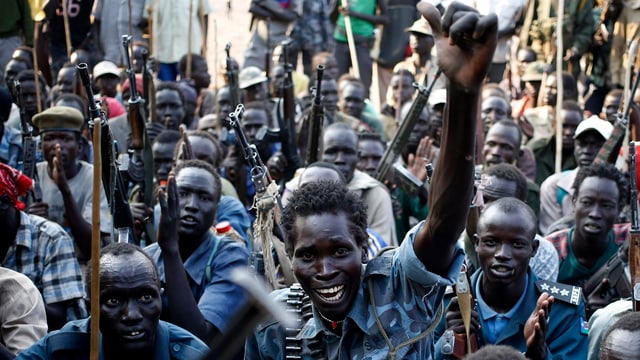 Schwerbeffnate Rebellen im Südsudan: Sie stemmen ihre Ärme in die Höhe. Schwerbeffnate Rebellen im Südsudan: Sie stemmen ihre Ärme in die Höhe.