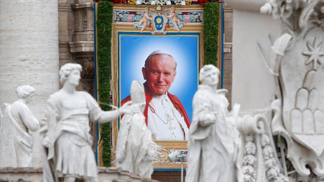 ein Gross-Porträt von Johannes Paul II hängt an einer Hausfassade. ein Gross-Porträt von Johannes Paul II hängt an einer Hausfassade.