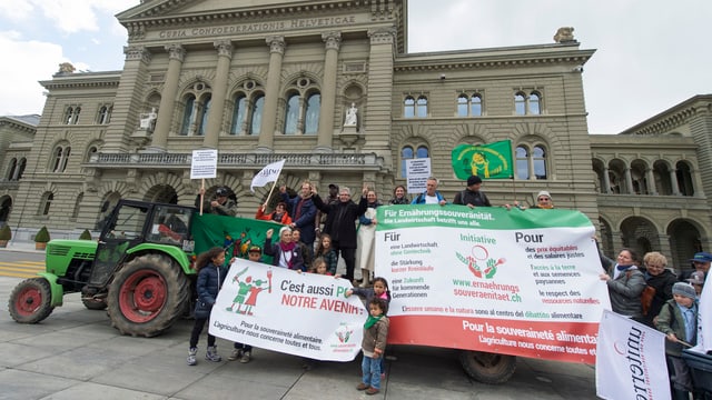 Initianten mit einem Traktor vor dem Bundeshaus in Bern. Initianten mit einem Traktor vor dem Bundeshaus in Bern.