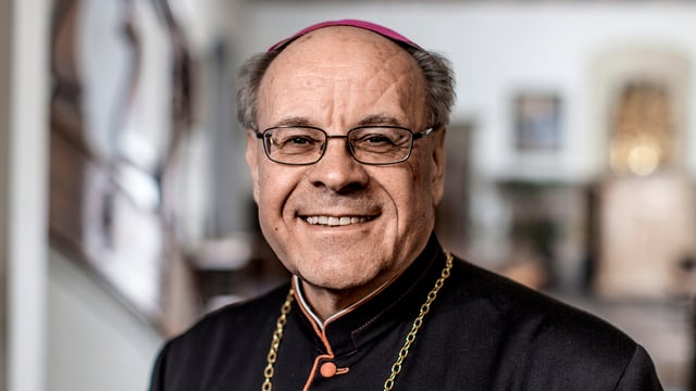 Vituos Huonder in einer Kirche. Er lacht. Vituos Huonder in einer Kirche. Er lacht.