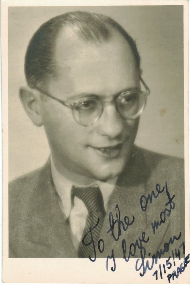 Ein Passbild zeigt einen Mann mit Brille – eine handschriftliche Widmung ist auf dem Bild zu sehen. Ein Passbild zeigt einen Mann mit Brille – eine handschriftliche Widmung ist auf dem Bild zu sehen.