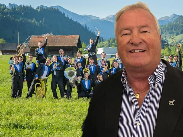 Mann in schwarzem Jacket vor Band auf Wiese. Mann in schwarzem Jacket vor Band auf Wiese.