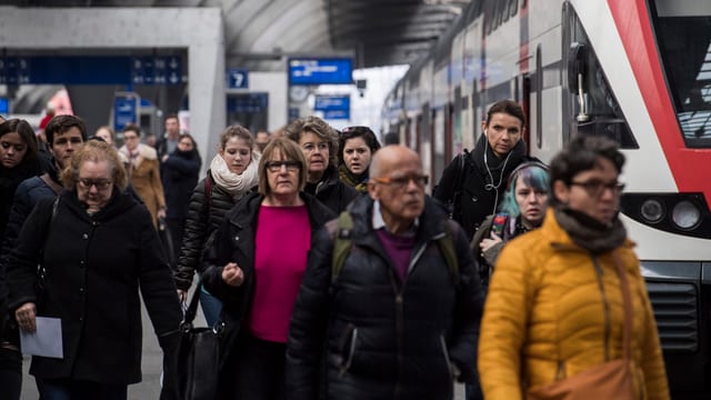 Menschen am HB Zürich. Menschen am HB Zürich.