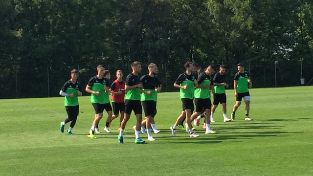 Mannschafft des FCSG joggt über den Rasen Mannschafft des FCSG joggt über den Rasen