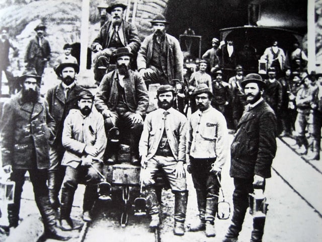 Gotthardtunnel, Bauarbeiter in Airolo um 1880 Gotthardtunnel, Bauarbeiter in Airolo um 1880