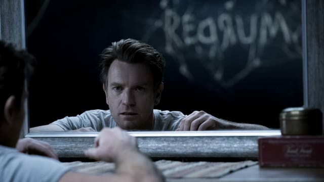 Dan (Ewan McGregor) liest im Spiegel die Botschaft «MURDER». Dan (Ewan McGregor) liest im Spiegel die Botschaft «MURDER».