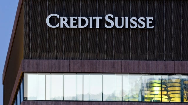 Logo der Bank Credit Suisse an einem Gebäude Logo der Bank Credit Suisse an einem Gebäude