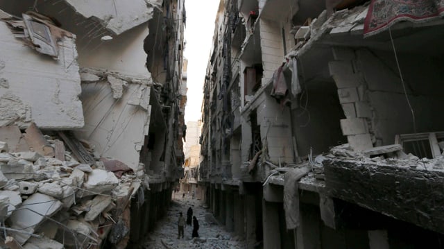 Zerbombtes Quartier in Aleppo, zwei engstehende Häuserreihen drohen einzustürzen. Zerbombtes Quartier in Aleppo, zwei engstehende Häuserreihen drohen einzustürzen.