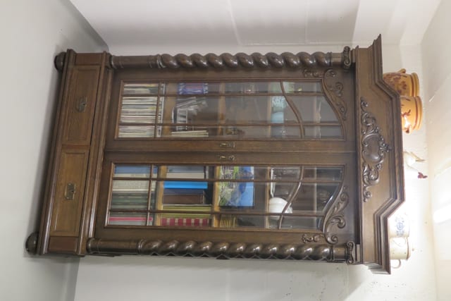 Alter Bücherkasten aus dunklem Eichholz Alter Bücherkasten aus dunklem Eichholz
