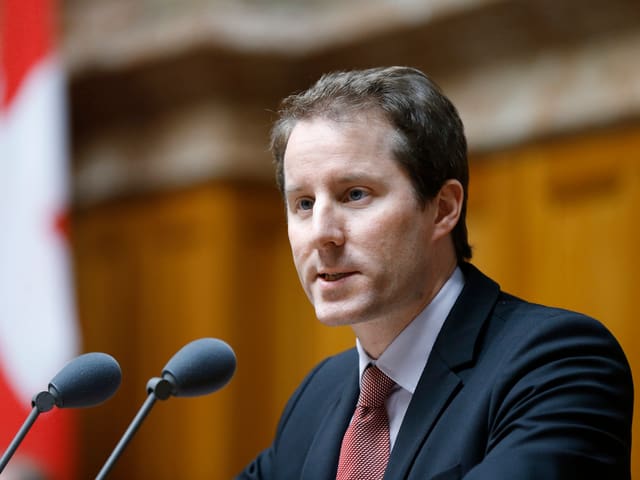 Thomas Aeschi am Rednerpult im Nationalrat Thomas Aeschi am Rednerpult im Nationalrat